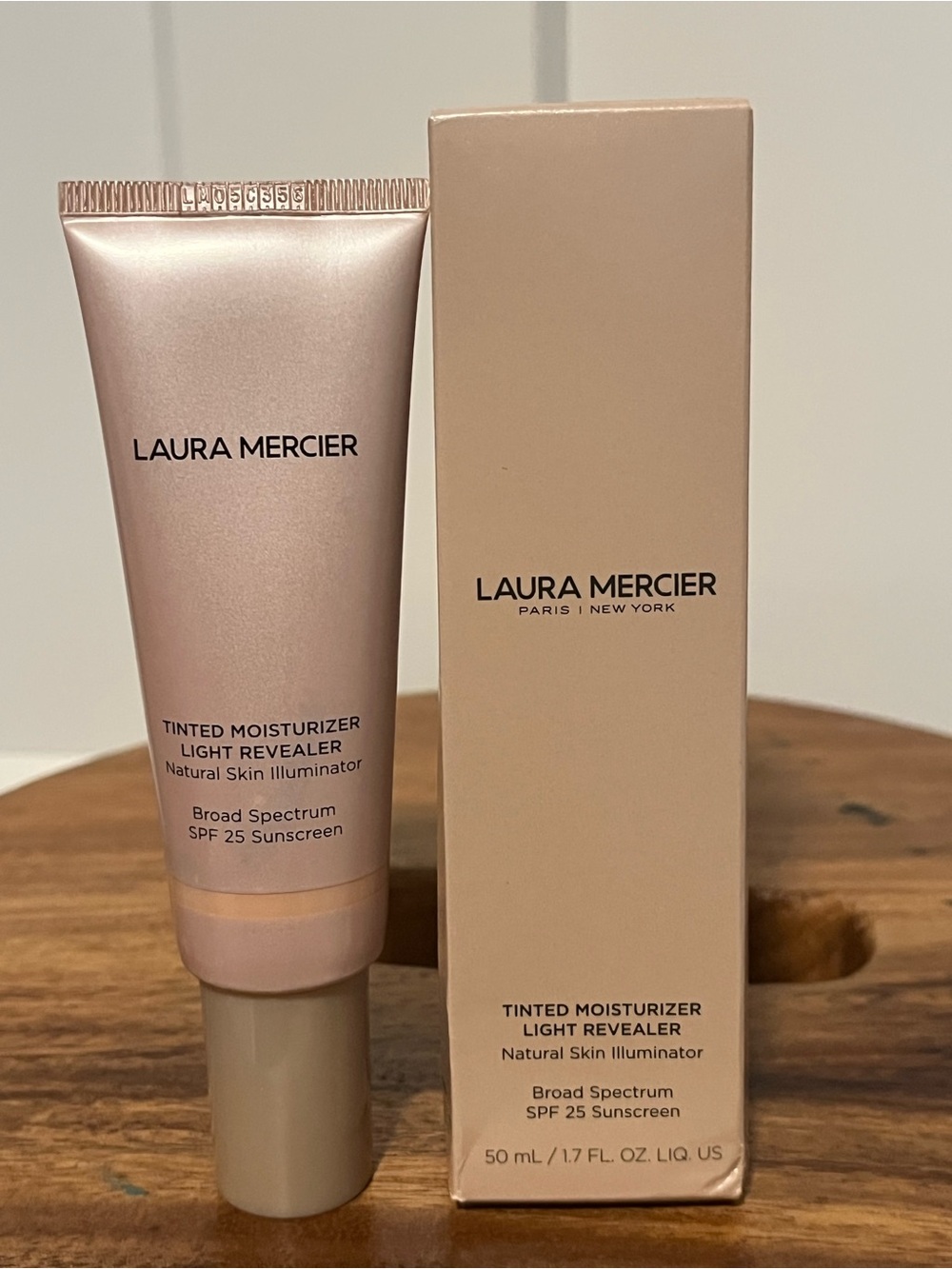 laura mercier Tinted Moisturizer Light Revealer - 25 SPF